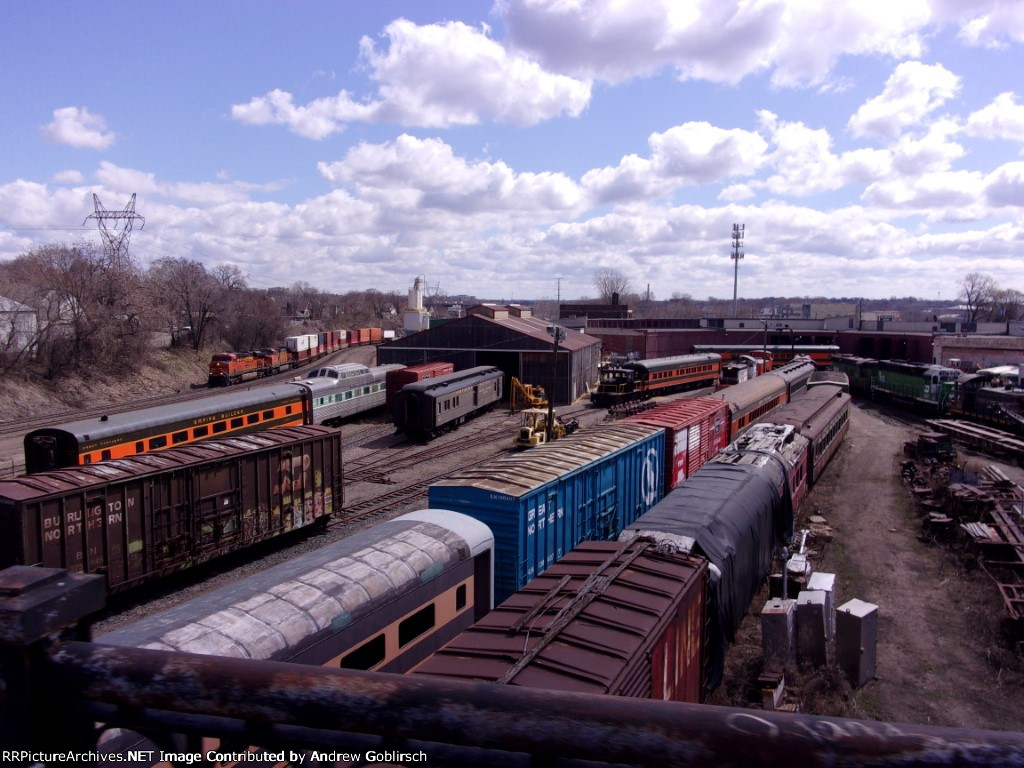 BNSF 7290 + 5182 pass Roundhouse